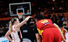 你好高！FIBA官方晒照：1米83的佩吉和2米23的张子宇
