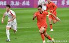 2-1！U23国足取开门红，张玉宁吴曦建功，李昊屡次救主，中场却成大问题